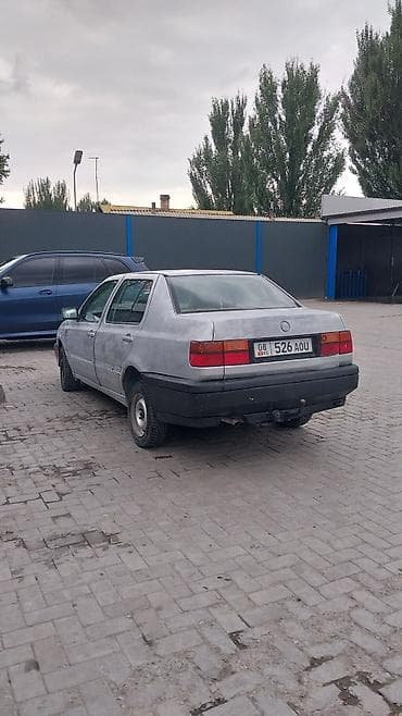 Транспорт: Volkswagen Vento: 1994 г., 1.6 л, Кол менен иштөөчү, Бензин, Седан — 4