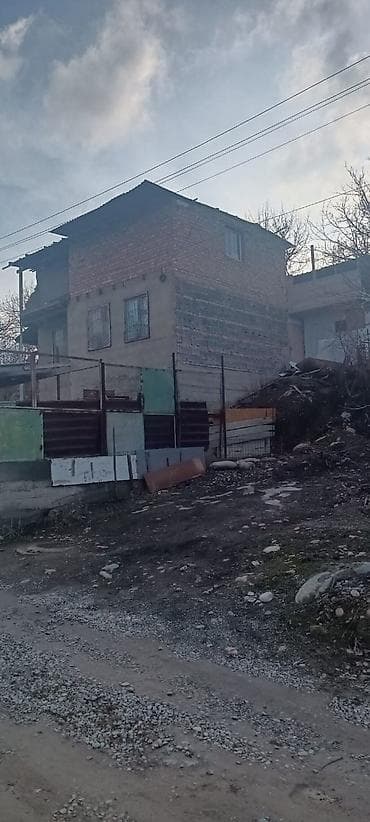 мансардный дом: Дача в с. Арашан. Участок 6 соток, ровный, огорожен. На участке дом — 2