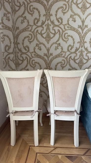 dinner table: Пара обеденных стульев в классическом стиле. - Каркас из дерева — 4