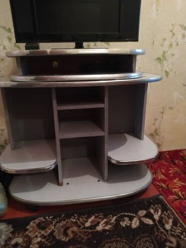 Продаю тумбу.можно поставить на нее телевизор и т.п.двигается на