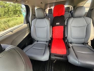 8: Toyota Sienna: 2021 г., Гибрид, Минивэн — 8