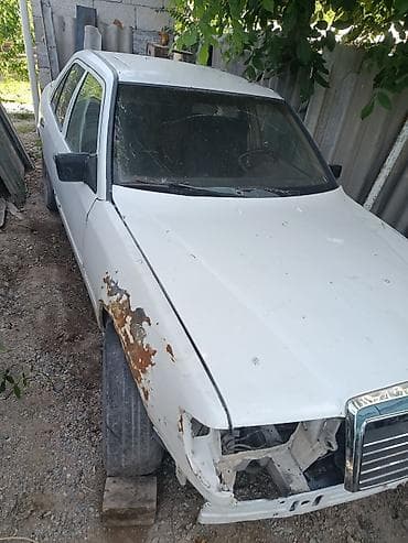 Mercedes-Benz седан (ориентировочно семейство 190/W201) белого цвета