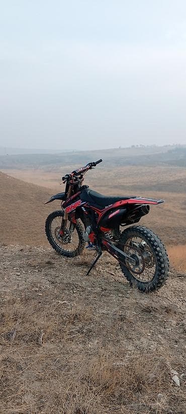 Кумурска мотороллер: Эндуро/кроссовый мотоцикл BHR (наклейки BHR, цвет черно‑красный) — 1