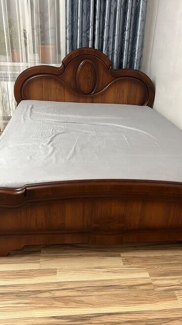 Двуспальная кровать в классическом стиле. - Материал: массив/шпон