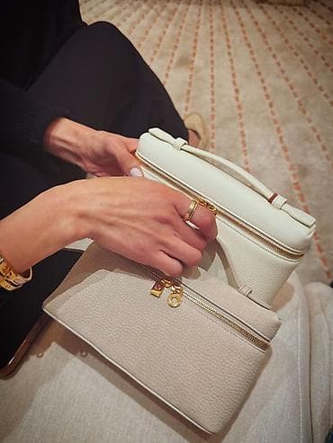 Сумки: Сумка Loro Piana Boxy Pouch
Образ с ней приобретает тихую роскошь😍 — 2
