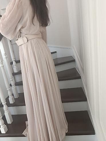 муслиновые халаты: Платье макси в нежном бежево‑кремовом оттенке. - Легкая струящаяся — 2