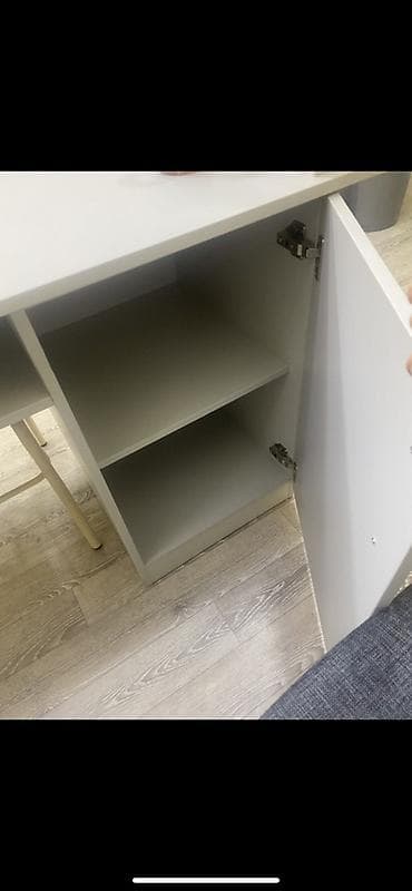 Столдор: Прадается маникюрный стол и полка для лаков. Маникюрный стол широкий — 3