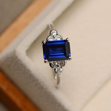 свадебные платья для покрытых: Роскошное кольцо с глубоким синим камнем изящной огранки, дополненное — 2