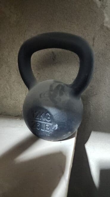 Чугунная гиря черного цвета, весом 12 кг (26 фунтов). Оснащена удобной at lalafo.kg Чугунная гиря черного цвета, весом 12 кг (26 фунтов). Оснащена удобной