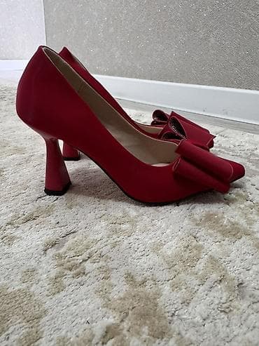 кыргыз кийими: КРАСНЫЕ КАБЛУЧКИ И БЕЛЫЕ ❤️-1500 🤍-2000 Туфли и босоножки на каблуке — 1