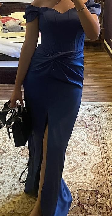 Вечернее платье в насыщенном темно‑синем цвете. Длина – макси, с at lalafo.kg Вечернее платье в насыщенном темно‑синем цвете. Длина – макси, с