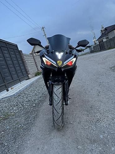 Спортивный мотоцикл в стиле спортбайк, черный, с агрессивной