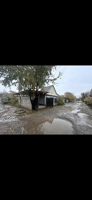 Жилой дом с закрытым двором и навесом. - Отдельно стоящий одноэтажный
