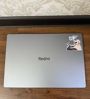 Ноутбук Redmi (серебристый, тонкий алюминиевый корпус). На крышке —