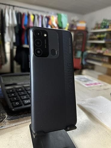 с интернетом: Tecno Spark 8C, Б/у, 64 ГБ, цвет - Черный, 2 SIM — 1