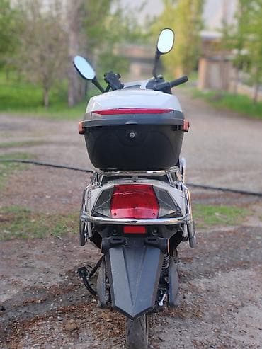 электрический мопеды: Электроскутер (белый) с багажным кофром и цифровой приборной панелью — 2