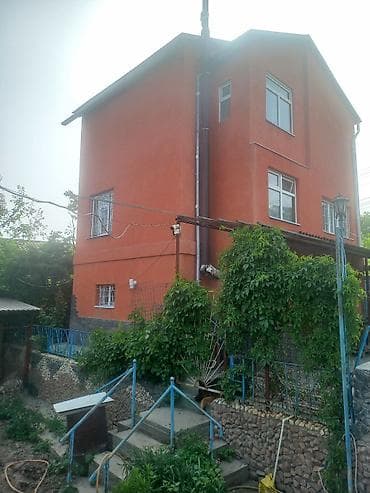 Продаю дом - 120 кв/м, 3 этажа и большой подвал. Находится в дачном