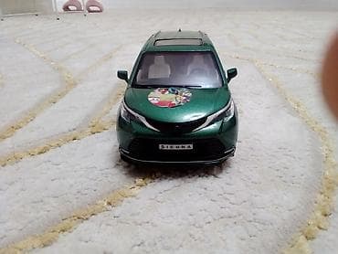 Масштабная модель минивэна Toyota Sienna (Hybrid), зеленый металлик