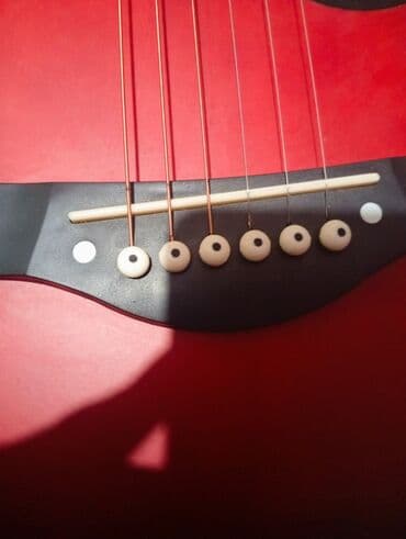 полуакустическая электрогитара: Красная акустика без царапины с пикгардом, с комплектом 6500 а если вы — 10