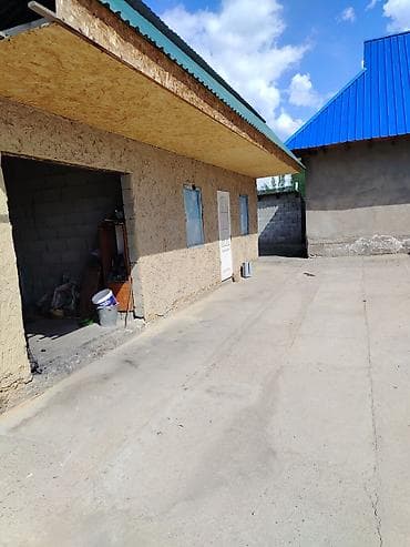 дом с участком: Продаётся частный дом с большим внутренним двором и хозяйственными — 4