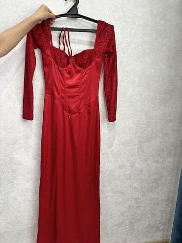 секс кр: Элегантное красное миди-платье, сочетающее атласную ткань с кружевными — 2