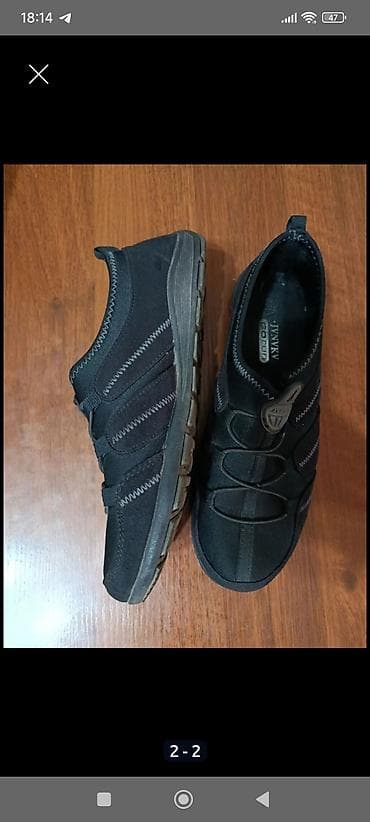 и 40: Три пары обуви очень удобные,красные 38р, черные 40р,бело- черные — 3