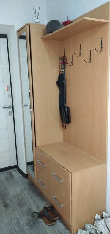 Продаю мебель в хорошем состоянии. Журнальный стол -800 сом, прихожая-