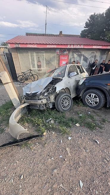 Унаа: Mazda Demio, серебристый хэтчбек. Основные данные: - Кузов: 5 дверей — 4