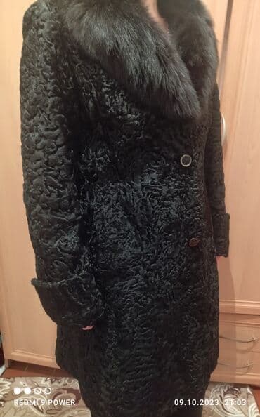 срочно продаю в связи с переездом: Продаются любимую шуба кара куль воротник натуральный шикарный чёрный — 2