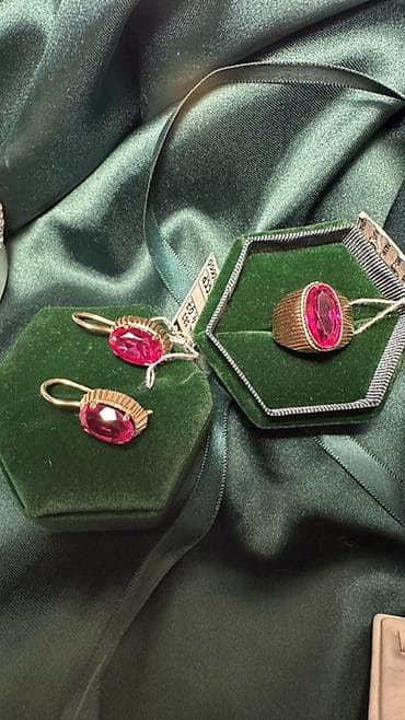 Набор 583 СССР. Ювелирный гарнитур с ярко‑розовыми овальными