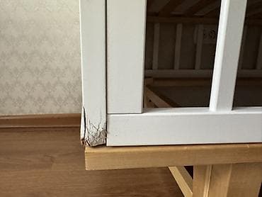 Офис эмереги: Детская кроватка б/у. На одном из нижних углов видна сколотая — 3