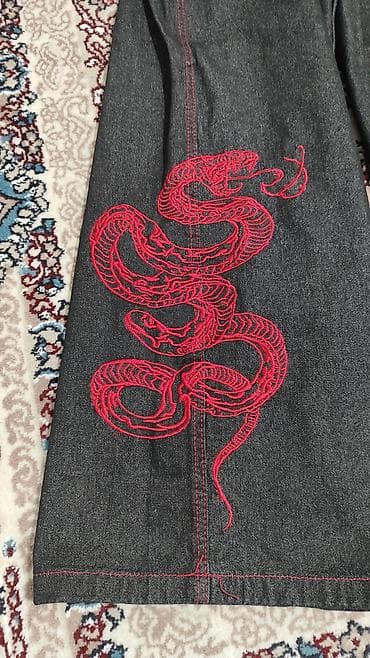 Көйнөктөр: Продаю широкие штаны с вышивкой в виде красной змеи (Деним/джинсы) — 2