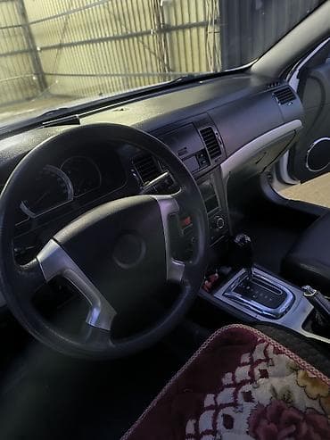 авто панел: Белый седан класса C/D с автоматической коробкой передач. Кузов: - 4 — 4