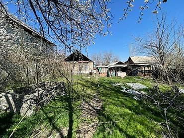 дом kg: 📍 пер. Ленский 🔘4-комнатный 🔘Этажи 3 🔘88м² Продается в районе — 4