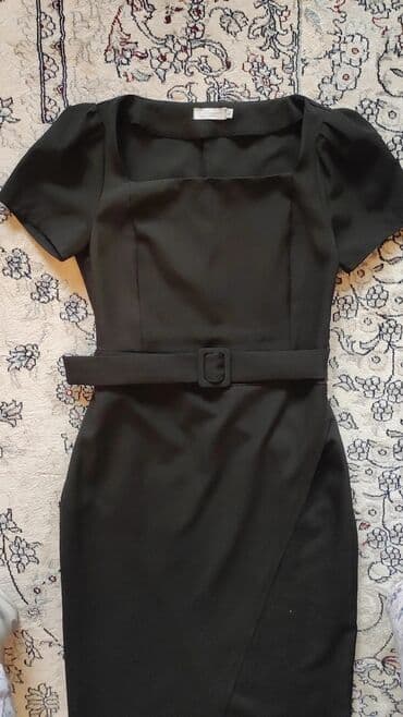 черное короткое платье с открытой спиной: Продаю чёрное платье на выход с разрезом . Имеется ремень, без — 2