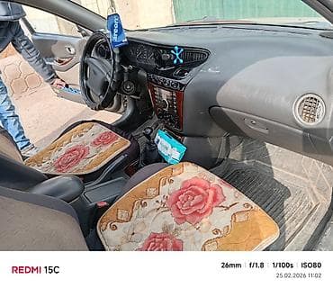 Другие автомобили: Седан серебристого цвета, 4 двери. Кузов с плавными линиями — 2