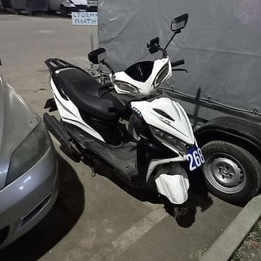 формула 1: Скутер/мопед GT-R, бело‑чёрный, спортивный дизайн кузова. Особенности — 4