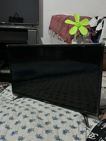 Телевизор Skyworth, диагональ около 32–40". Тонкая рамка, устойчивые