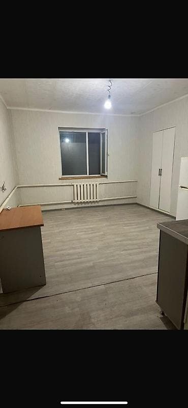 контейнер на аренду: Сдается помещение-студия с санузлом. Описание: - Просторная комната — 1