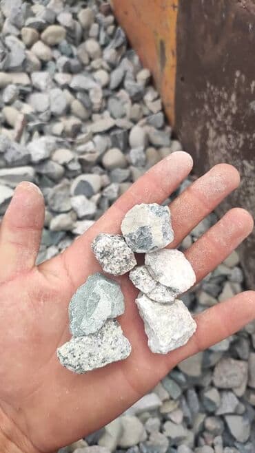 декоративный камень для сада: Щебень серого цвета, состоящий из камней среднего размера. Подходит — 3