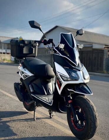 Скутер/мопед с фирменным спортивным дизайном - Тип: городской скутер