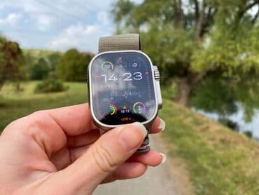 липучка на телефон: Умные часы Apple Watch Ultra в титановом корпусе с бежевым ремешком — 2