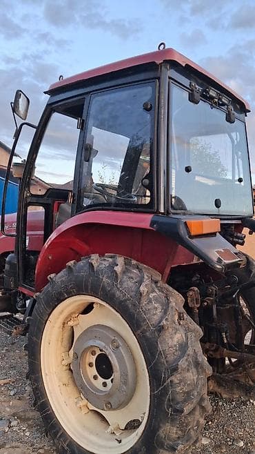 мотор авто: Колесный трактор с кабиной, полный привод 4x4. Серия на борту: 554 — 1