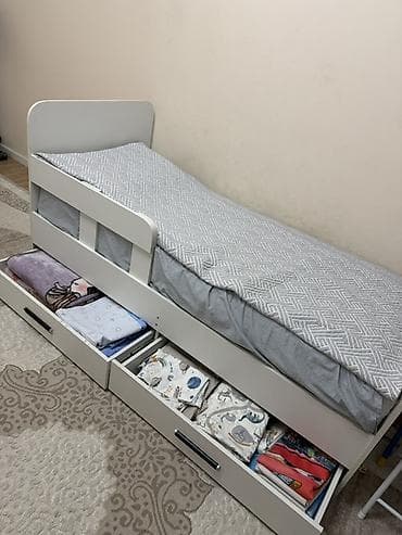 Мебель: Продаю две Детские односпальные кровати с двумя выдвижными ящиками Две — 2