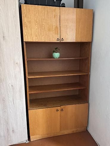 Книжный шкаф, Дерево