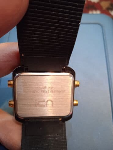 Наручные часы: Квадратные цифровые часы Upi Mini Edition с черным ремешком. Корпус — 3