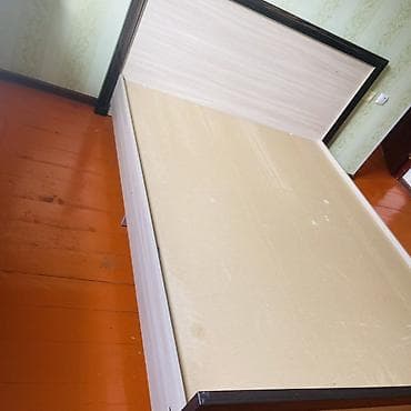 Стулья, табуретки: Спальня: кровать с высоким изголовьем и комод с зеркалом - Кровать — 2