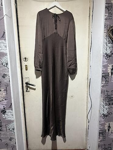 Платье макси из струящейся ткани цвета мокко. - Свободный силуэт с