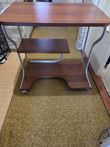 мини стол для компьютера: Компьютерный стол, Б/у, С полками — 1