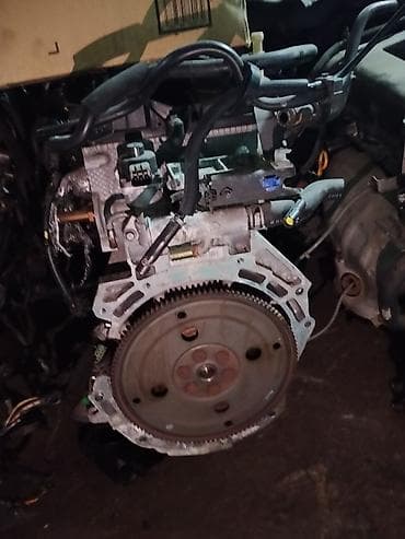 Двигатель в сборе для легкового автомобиля. На фото представлен